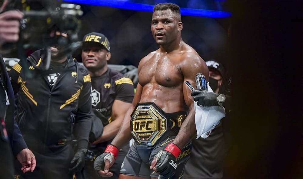 Нганну с поясом UFC